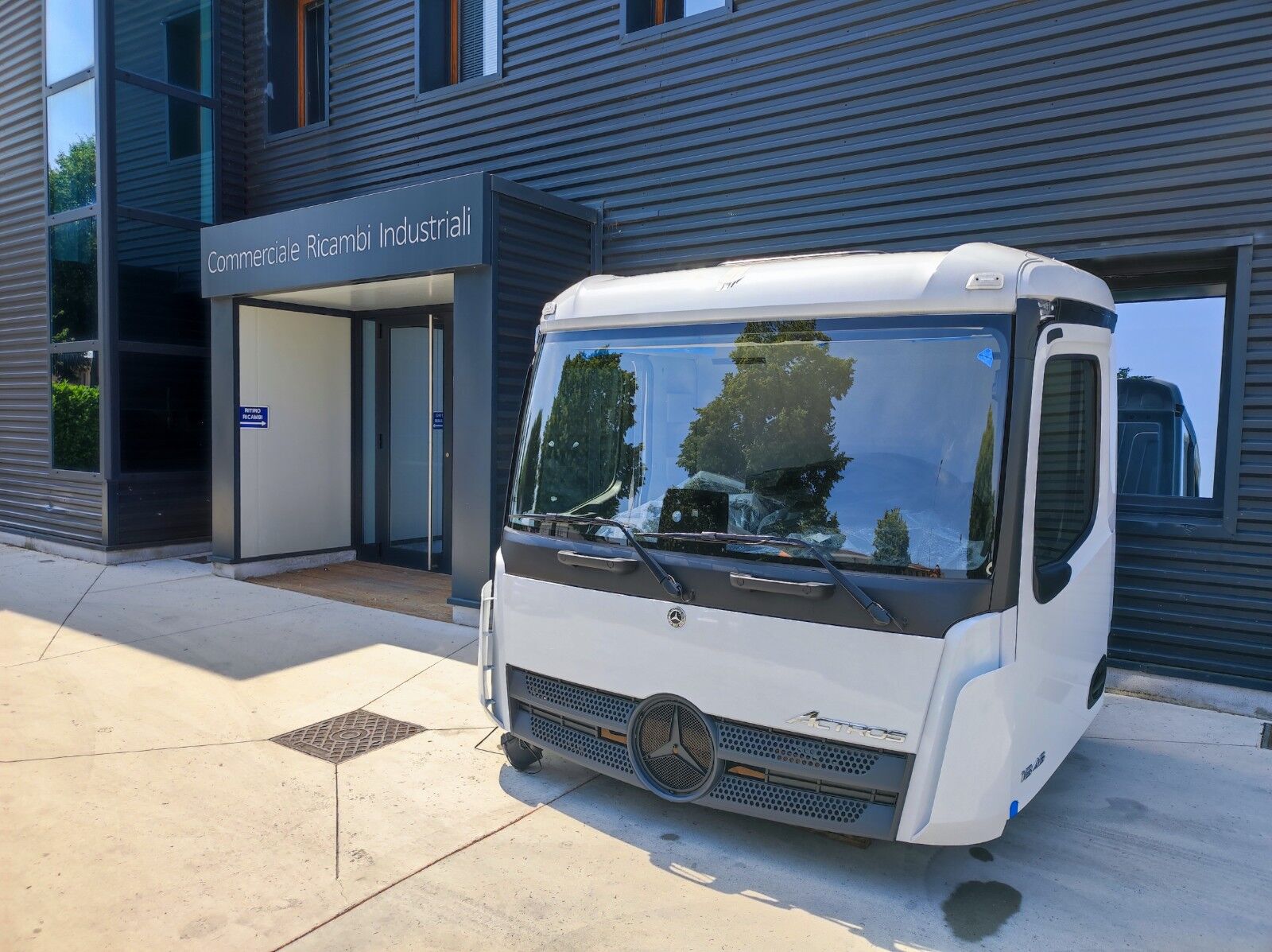 cabina MERCEDES-BENZ AROCS ACTROS 2300mm M TYPE 170mm ENGINE TUNNEL per camion MERCEDES-BENZ MP4 EURO 6